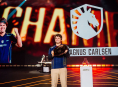 Esports World Cup 2026: Itinaas ni Magnus Carlsen ng Norway ang Chess Trophy
