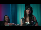 Sina Sophie Thatcher at Charles Melton ay ginalugad ang isang nakasisindak na cyberpunk Metropolis sa Kanyang Pribadong Impiyerno