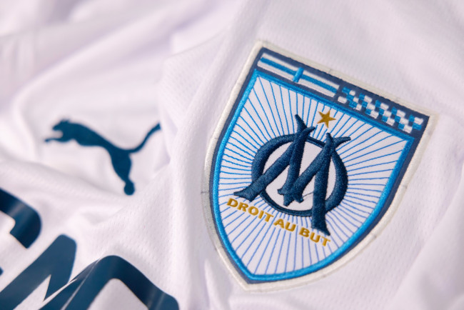 Pinipilit ng Olympique Marseille ang mga manlalaro na magdamag sa training grounds, na lumalabag sa Labor Code at isang uri ng panliligalig